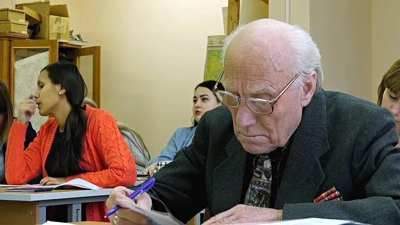 Студенты пенсионеры. Учитель пенсионер. Пенсионеры слушают оперу. Пенсионер и студент. Наследство.