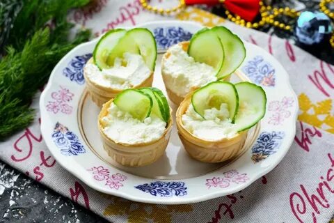 Тарталетка с огурцом и рыбой творожным сыром