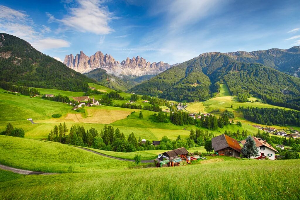 Альпы картинки. Доломитовые горы, италия, val di funes. долина фунес италия. валь ди фунес италия. долина фунес доломитовые альпы италия.