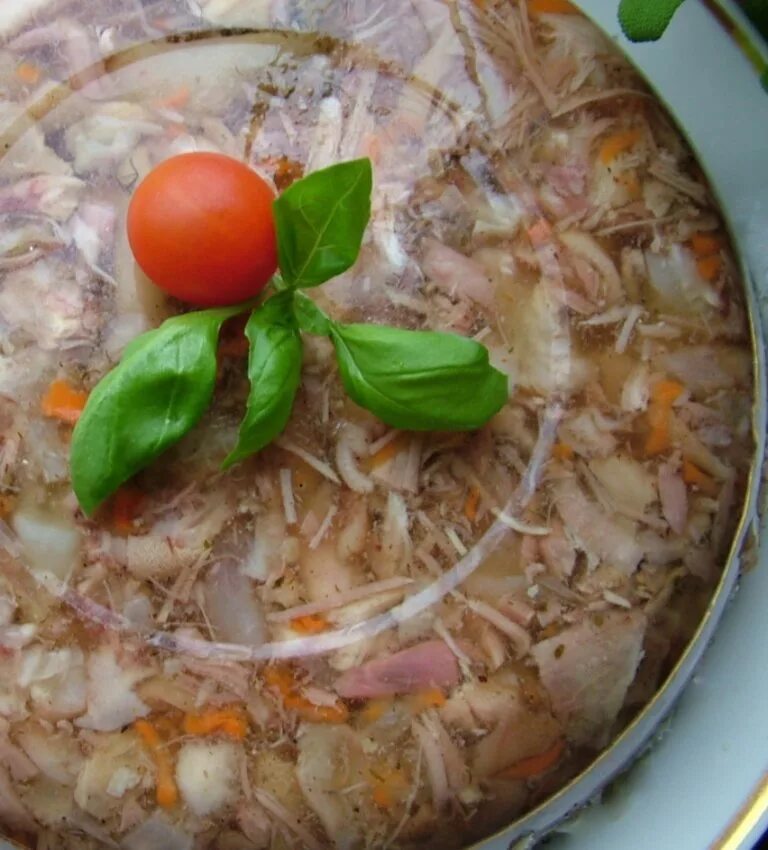 Холодец домашний. Холодец в тазике. Холодец мясной. Холодец говяжий. Холодец зеленецкий.