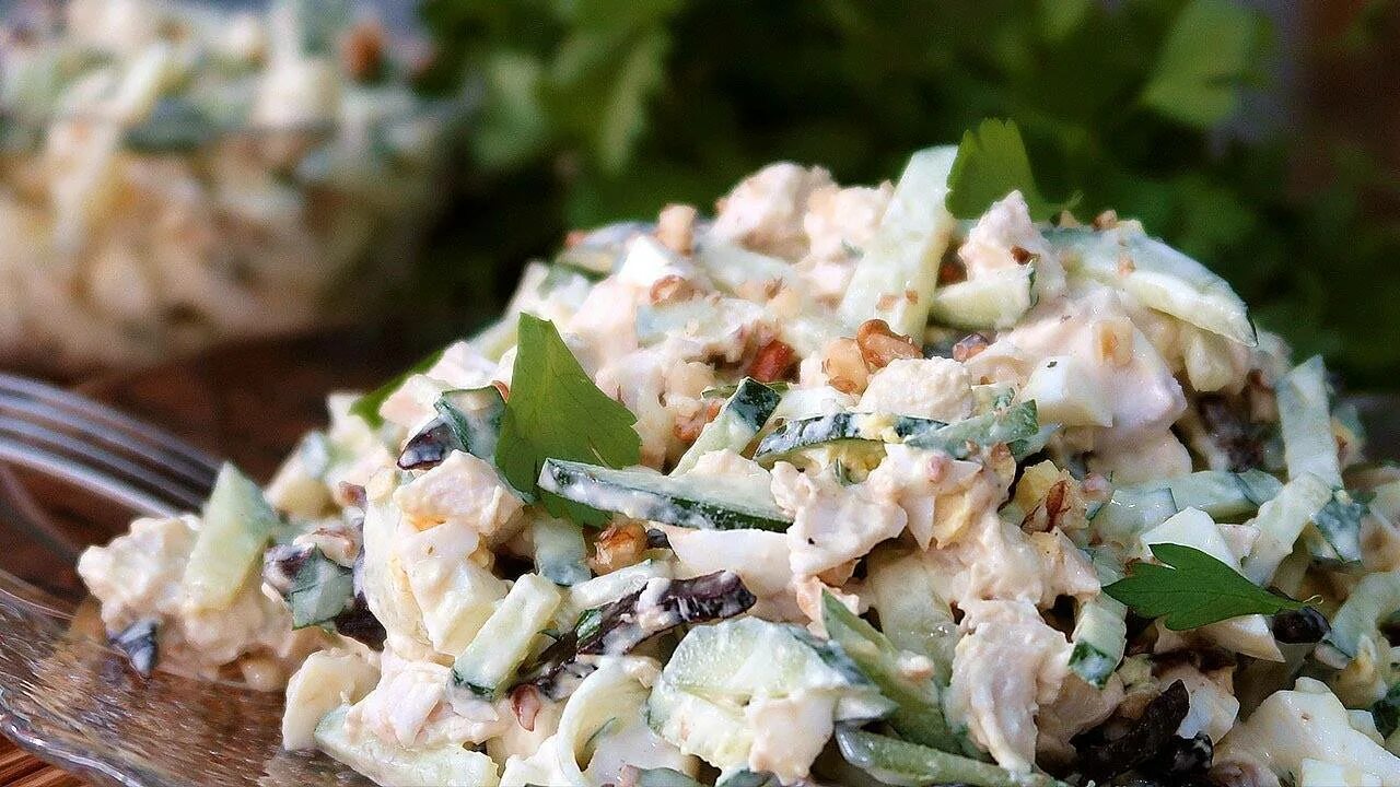 Салат с черносливом и куриной грудкой и грецкими. Салат курица чернослив грецкий орех яйцо огурец. Салат с черносливом и курицей и грецкими орехами. Салат с черносливом и куриной грудкой и грецкими орехами.