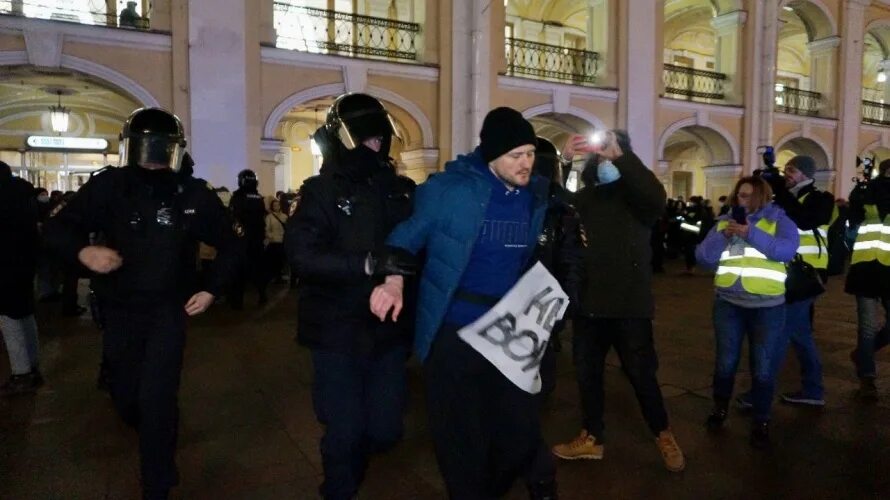 Мошенники задержаны санкт петербург. Задержание фсб в санкт петербурге. Митинг публичное мероприятие. Задержания 31 января срб. Протесты ночью в москве.