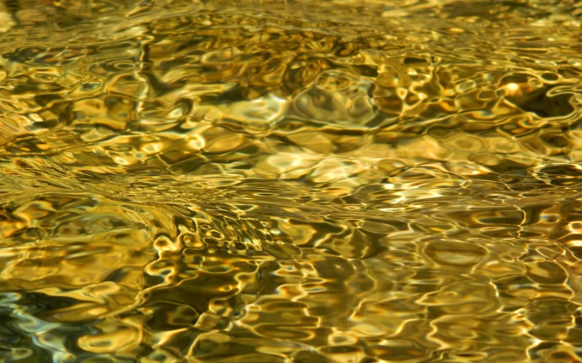 Сколько золота в воде. Золотая вода. Вода фон. Золото текстура. Блики на воде.