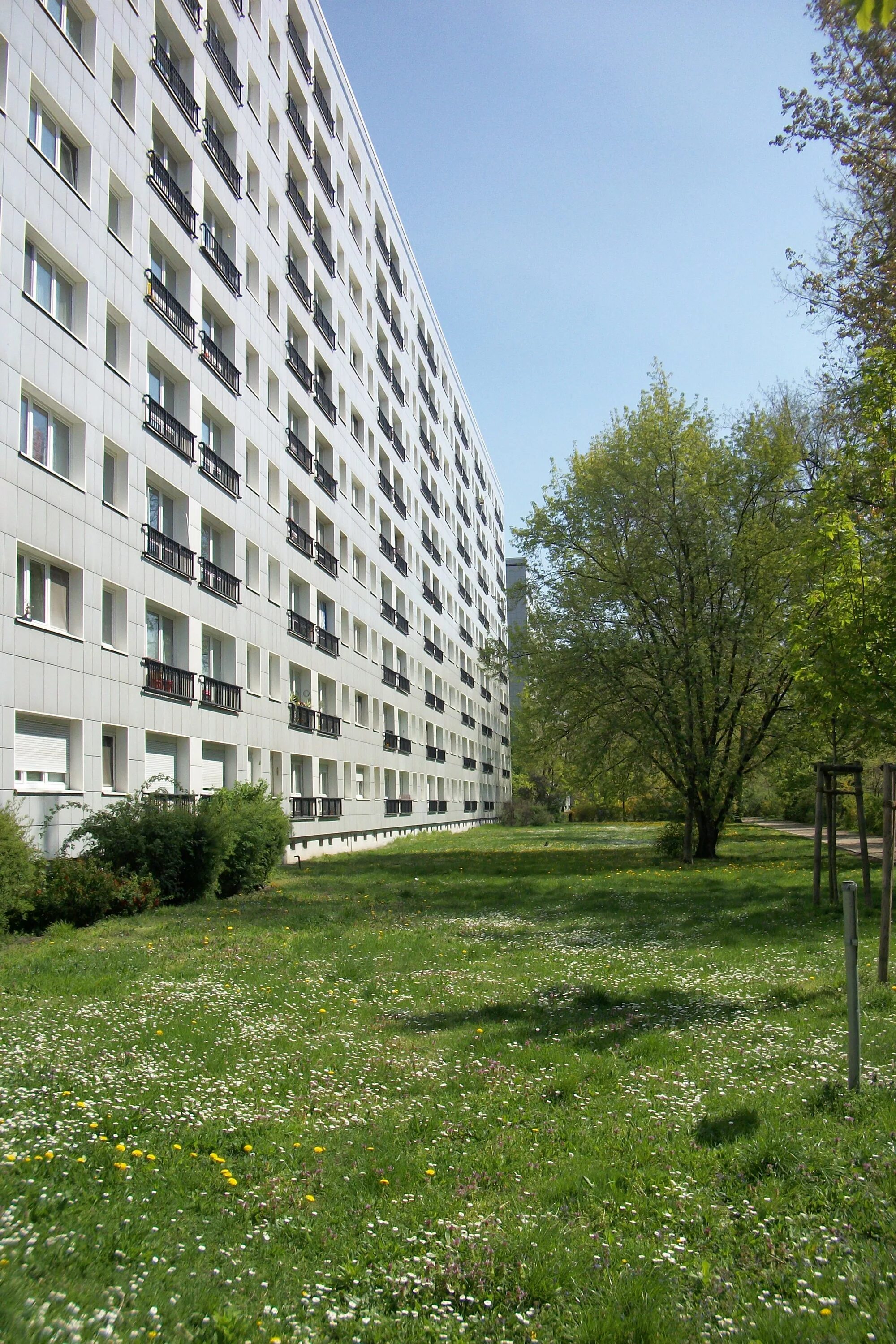 Plattenbau Германия. Plattenbau в Восточной Германии. Plattenbau Йоханнисталь. Панельки дома.