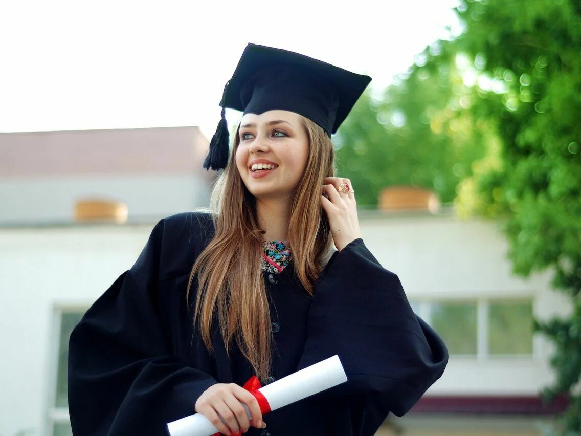 Graduating student is. Девушка в Академической шапочке. Мантия студента. Девушка в мантии выпускника. Мантия студента выпускника.