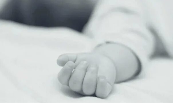 Ребенок застрял в кроватке. Малыш во сне как будто задыхается. Ребенок спит на животе. Ребёнок 6 месяцев спит на животе. Женщина задавила ребенка во сне.