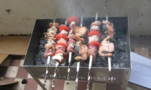 Можно ли жарить шашлык на балконе многоквартирного. Шашлык на балконе. мангал на балконе. шашлык на балконе на углях. шашлык на балконе фото.