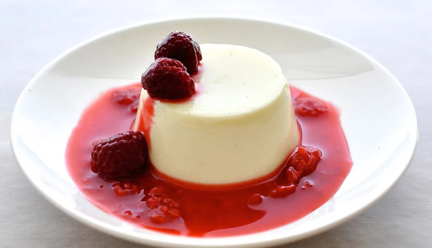 Панна котта Италия. Итальянская panna Cotta. Десерт Панна котта. Панна котта с малиной. Часть десерта