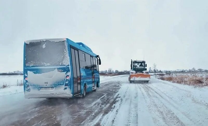 Рейсовый автобус фото. Автобус на трассе зимой. Пенза саратов автобус. Автобус зима. Метели автобус.