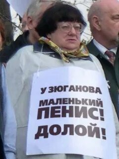 Умная в белом пальто стою красивая