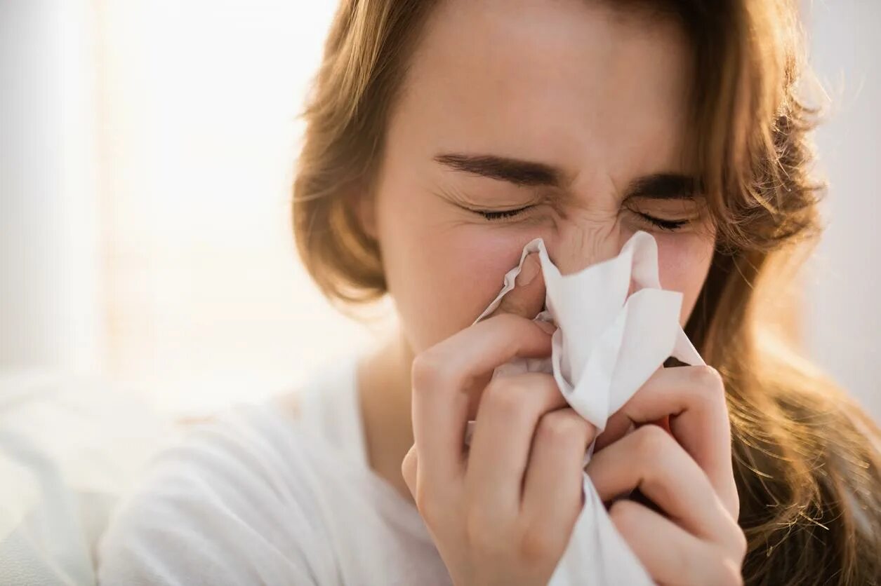 Насморк мокрой. Женщина с насморком. сморкаться. сморкается. runny nose.