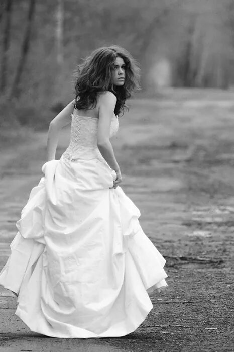 Любовь сбежавшая невеста. Фотосет Сбежавшая невеста. Сбежавшая невеста фотосессия. Невеста убегает. Фотосессия в стиле Сбежавшая невеста.