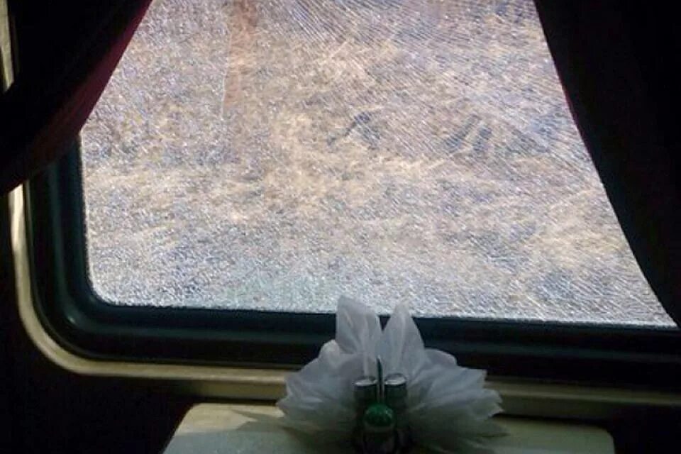 Обстреляли поезд. Разбил стекло в поезде. Разбитое стекло в электричке. Пассажирский вагон с разбитым стеклом.