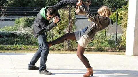 Картинка где женщина бьет мужчину.