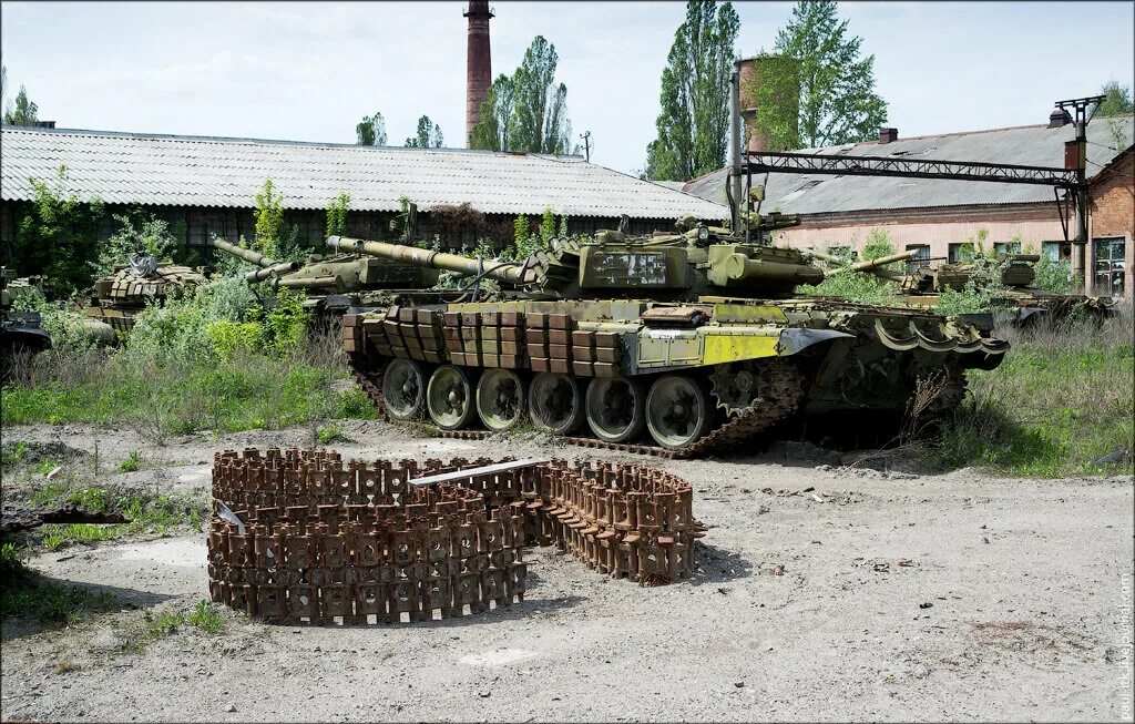 Харьковский танковый. Харьковский бронетанковый ремонтный завод. харьковский бронетанковый завод кладбище танков. танкоремонтный завод. кладбище танков в харькове. бронетанковый завод в харькове.