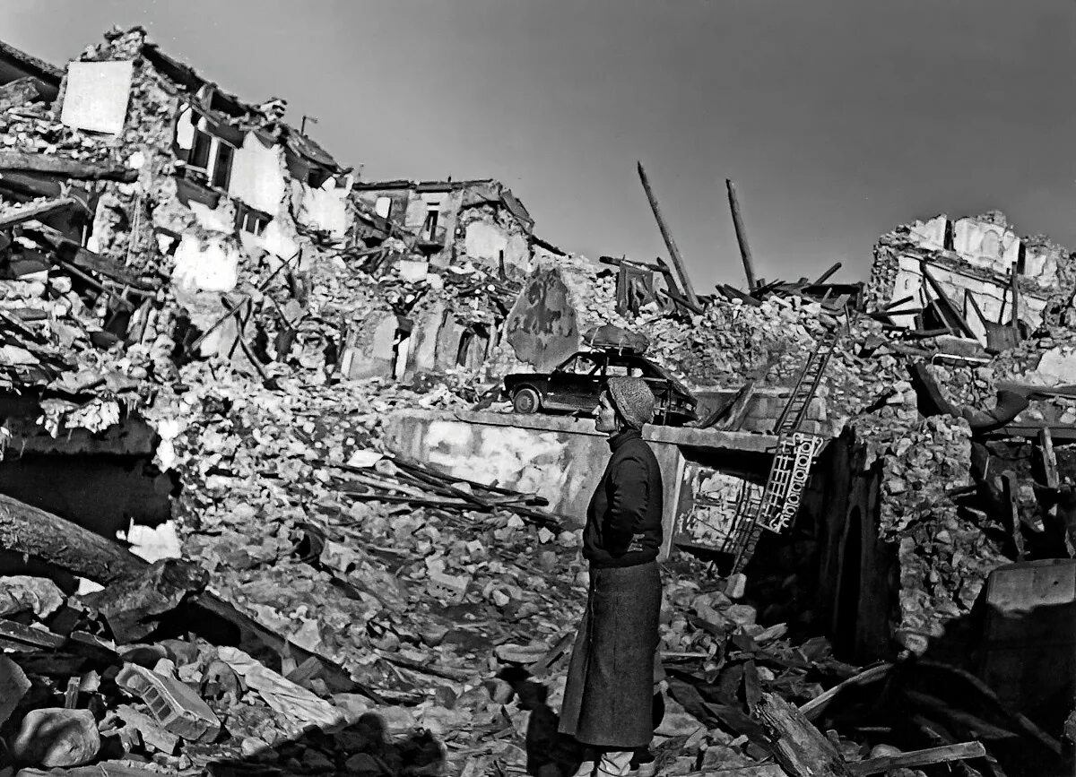 Землетрясения 23 год. Землетрясение в неаполе в 1980. землетрясение в италии 23 ноября 1980. 23 ноября 1980 землетрясение в неаполе. землетрясение в неаполе 23 ноября 1980 года.