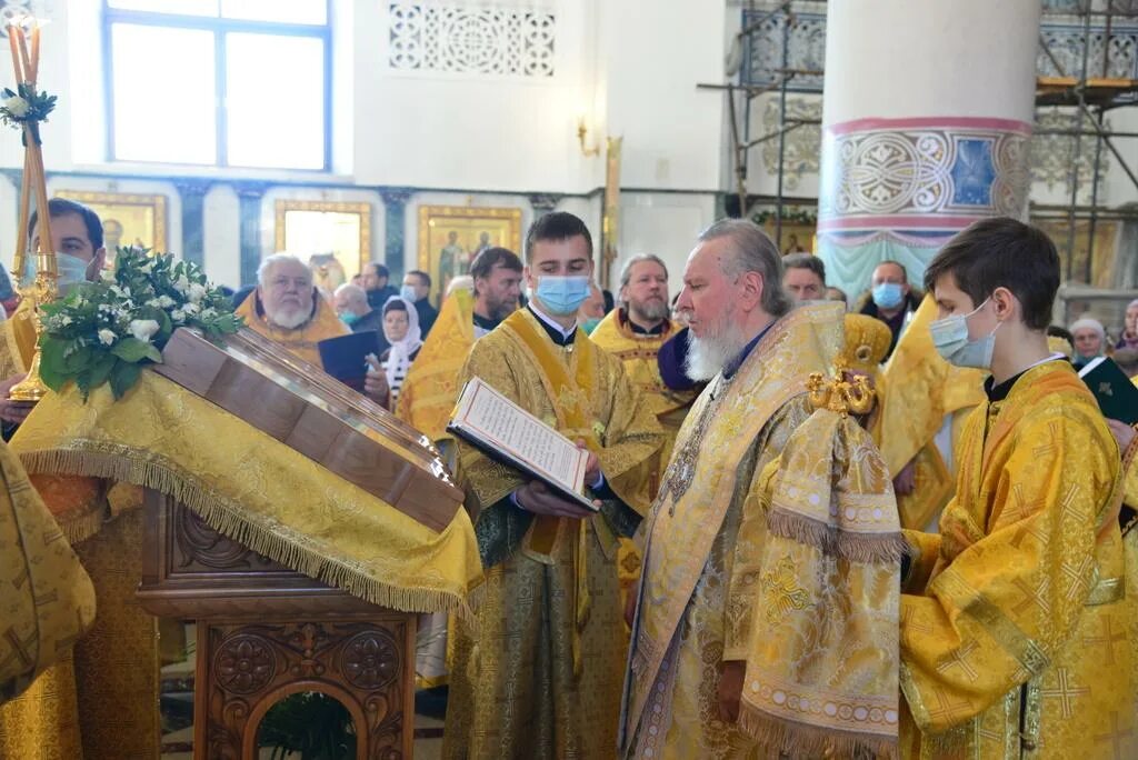 Кафедральный собор в брянске служба для детей. Митрополит брянский и севский александр литургия. Троицк. Брянский кафедральный собор 2021. Рождество брянск.