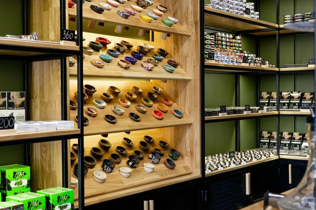 макет одноразовых сигарет возле магазинов. магазин табака и курительных принадлежностей. магазин курительных принадлежностей рядом. магазин курительных принадлежностей рядом. табакерка в приютском, москва.