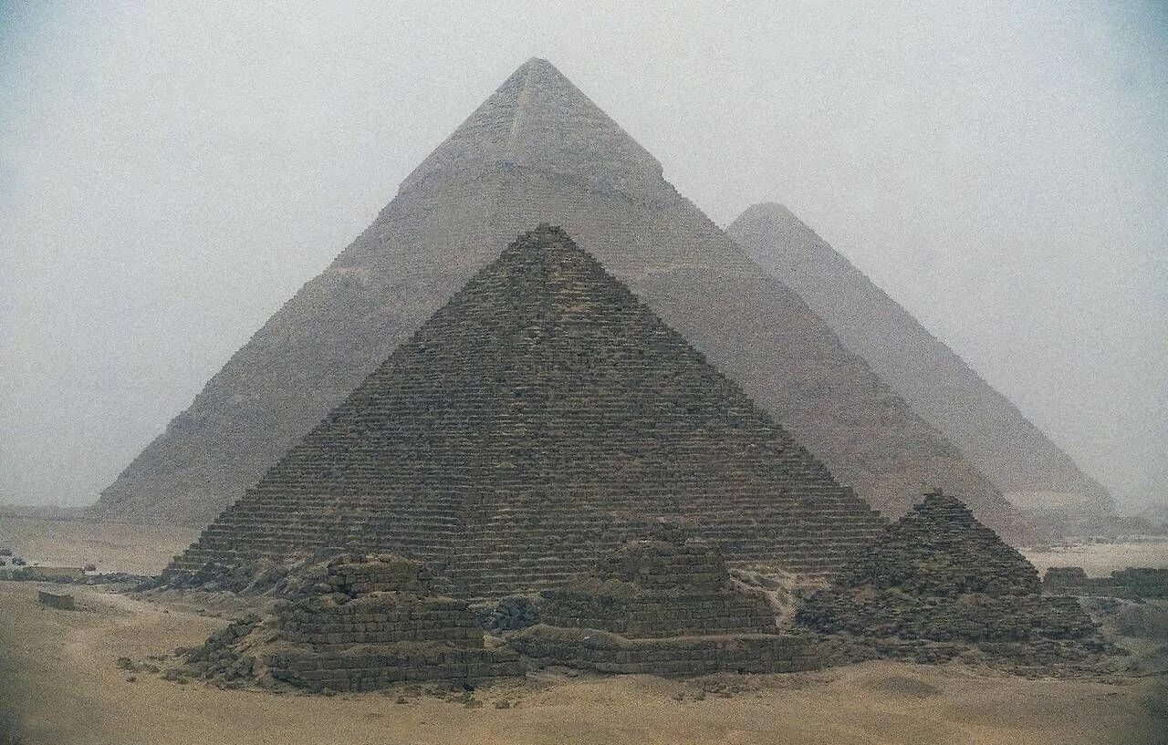 Пирамиды гизы сообщение. Пирамиды вокруг нас. хафра египетский фараон. khufu pyramid.