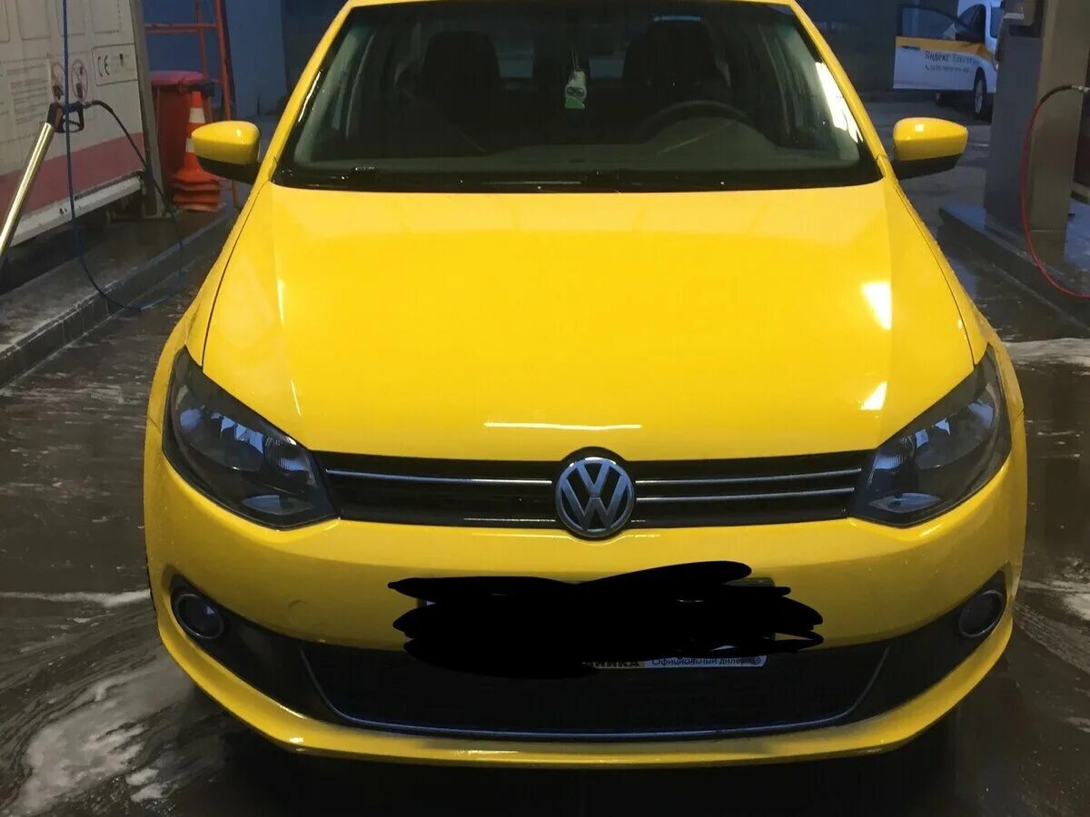 Фольксваген поло желтый 2011. Фольксваген поло 2016 жёлтая. VW Polo 2018 желтая. Volkswagen Polo 2011 года желтый. Volkswagen желтый