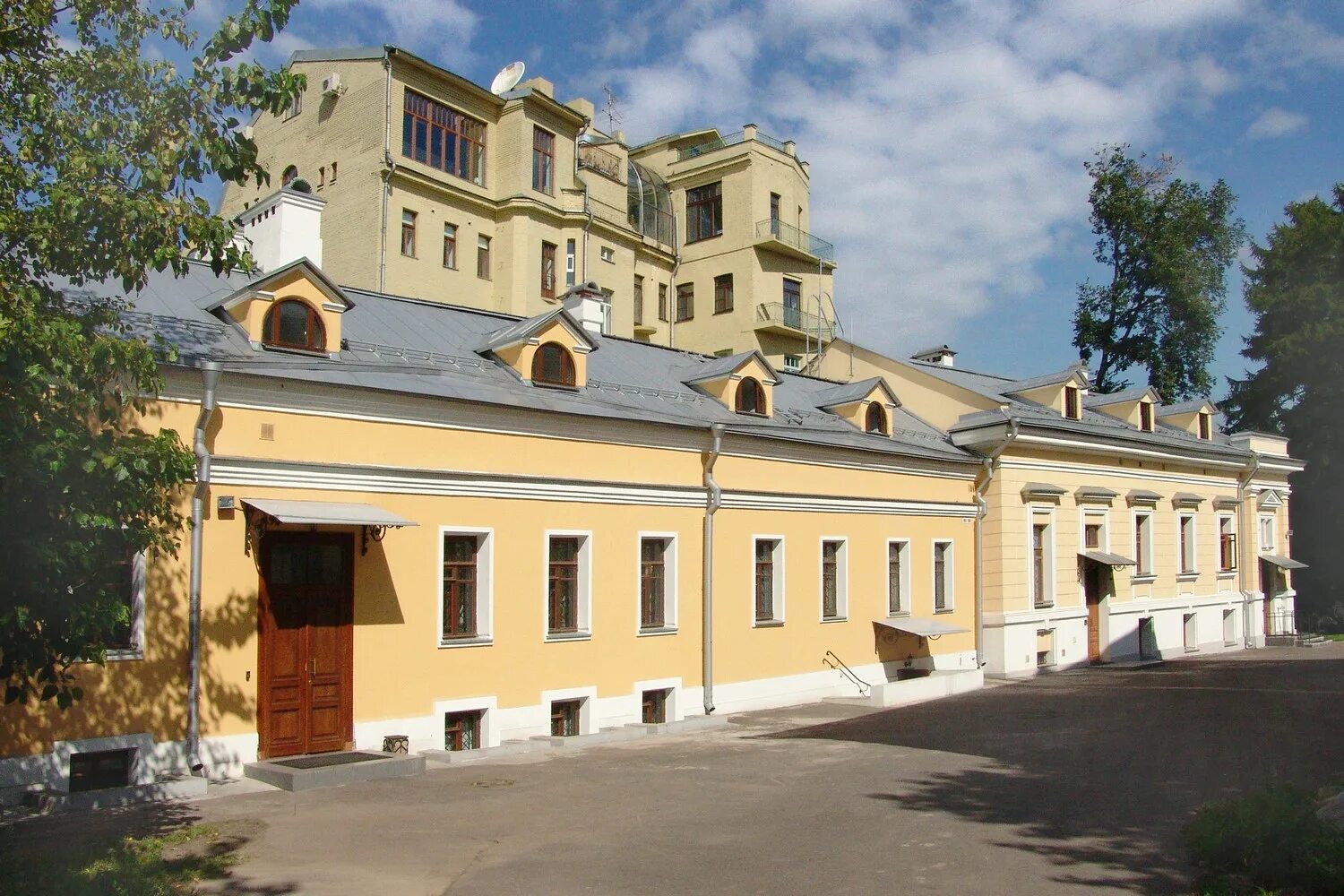 Усадьба лопухиных в москве. Городская усадьба лопухиных-волконских-кирьяковых. усадьба лопухиных в москве музей рериха. палаты лопухиных в москве. музей востока фасад здания.