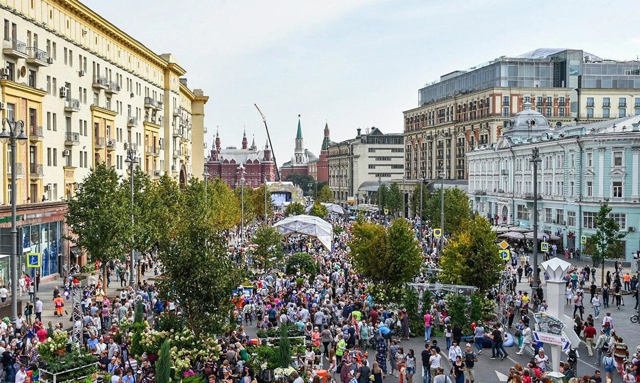 3 июня в городе. Тверская улица 2025. тверская пешеходная улица москва. день города тверская улица. праздник в городе.