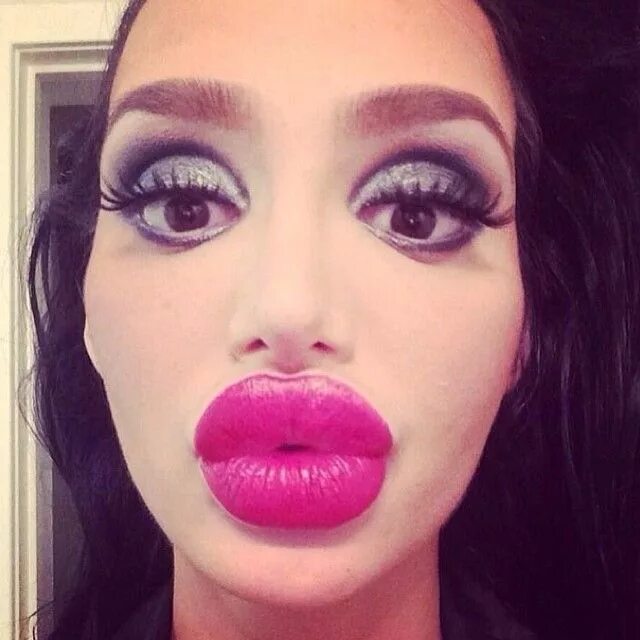 Big fake lips. Мукла бимбо. Огромные губы у девушки. Муклы дягилева. Никки бимбо.