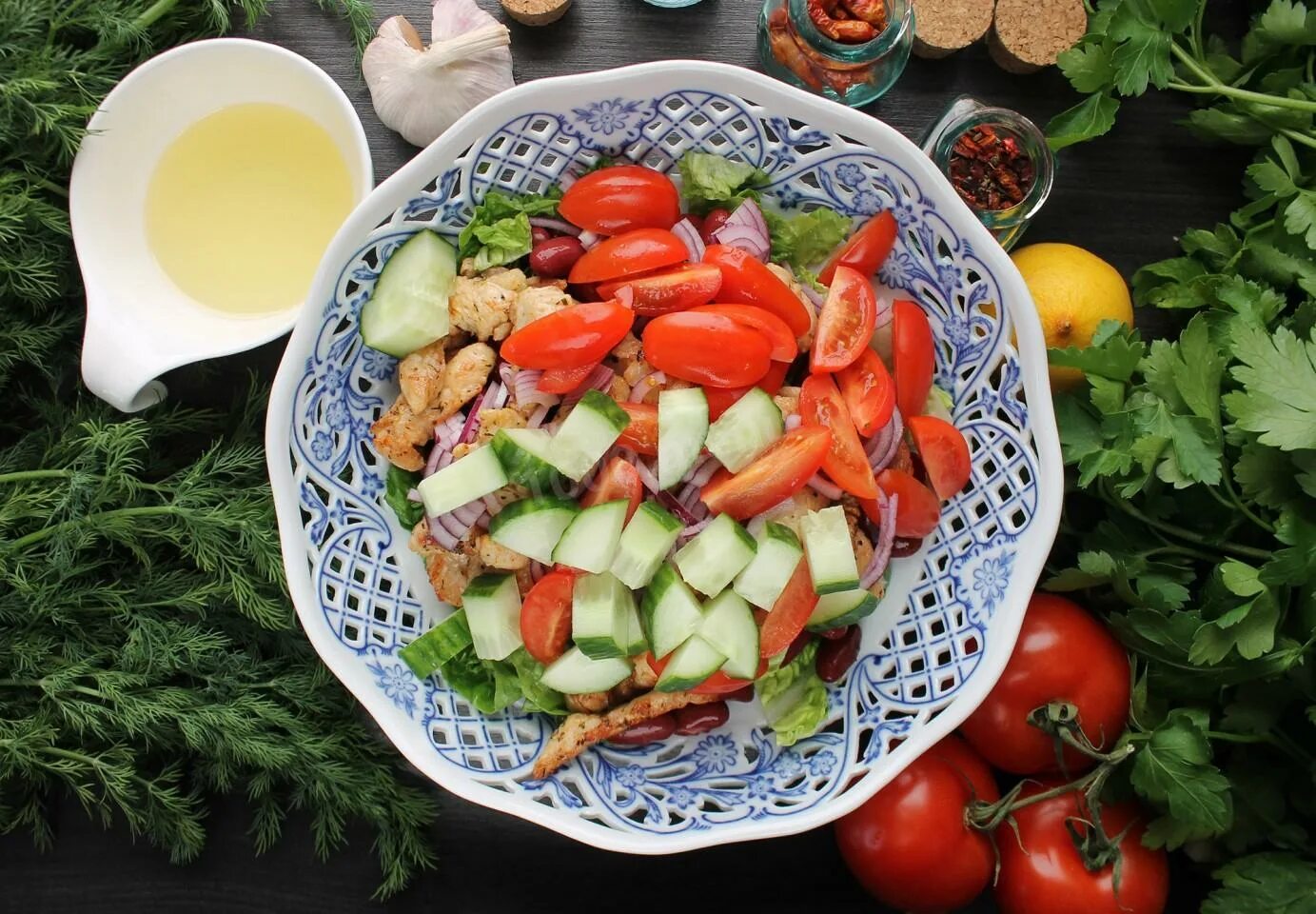 Салат из помидоров огурцов куриной грудки. Салат из помидоров огурцов куриной грудки