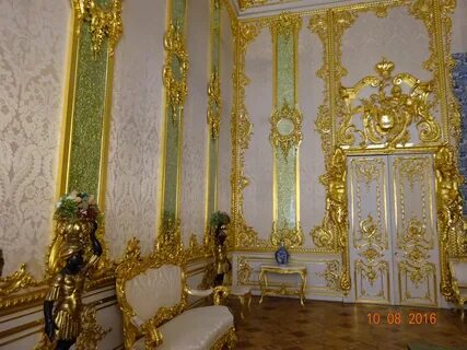 Дворец был из светло желтого блестящего