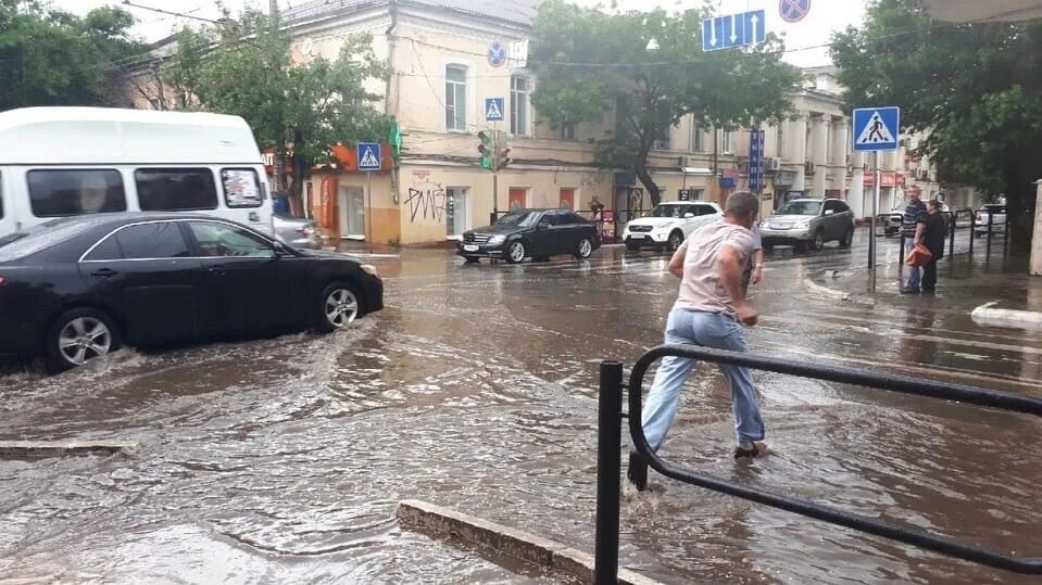 Алиса сегодня дождь есть. Затопление Астрахани. Потоп в Астрахани. Дождь в Астрахани. Сильный ливневый дождь в Астрахани.
