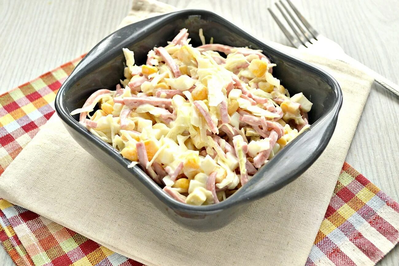 Рецепт вкусных салатов с колбасой. Салат с копченой колбасой. салат колбаса сыр. салат с колбасой и сыром. салат с копчёной колбасой и кукурузой.