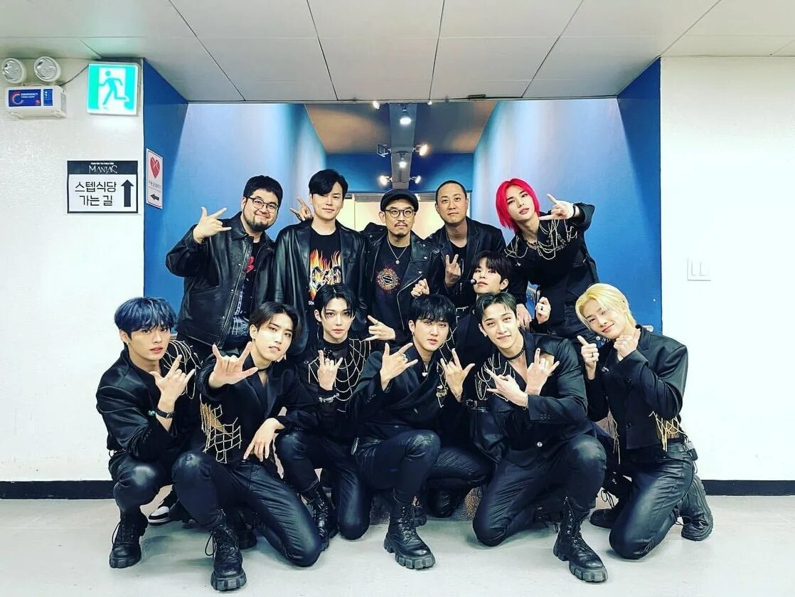 Stray kids в москве 2019. Состав stray kids 2022. Группа stray kids 2021. Stray kids фанаты на концерте. Stray kids постер 2022.