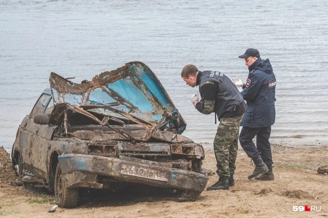 Автомобили поднятые со дна. Утопленные машины с людьми. Затонувшие машины с людьми.