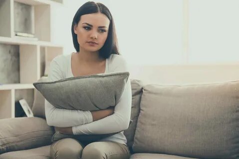Обнимать подушку