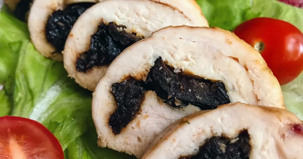 Куриные рулетики с курагой и черносливом. Рулет из куриной грудки с черносливом. Рулет из куриного филе с черносливом. Рулет куриный с черносливом и орехами. Рулет из куриной грудки с черносливом.