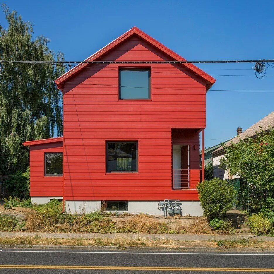 Домики красного цвета. Красный фасад. Красный домик. Красный фасад дома. Домик с красным фасадом.