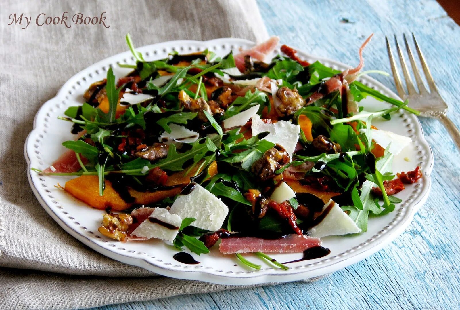 салат с пармской ветчиной и рукколой. закуска с хамоном и рукколой. салат хамон с грушей. салат из пармской ветчины с рукколой. салат руккола и хамон.