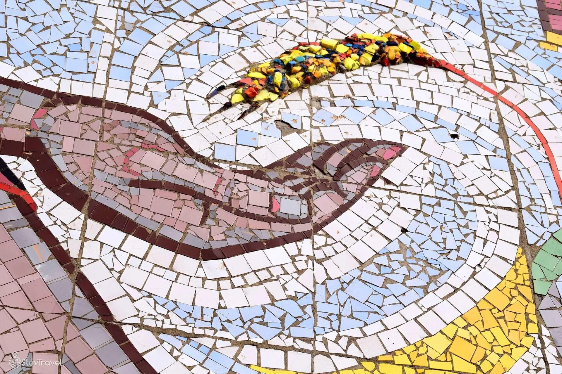 Гауди парк гуэль мозаика. Мозаичная осведомленность. Мозаичный витраж. Тренкадис гауди. Мозаика смальта модерн.