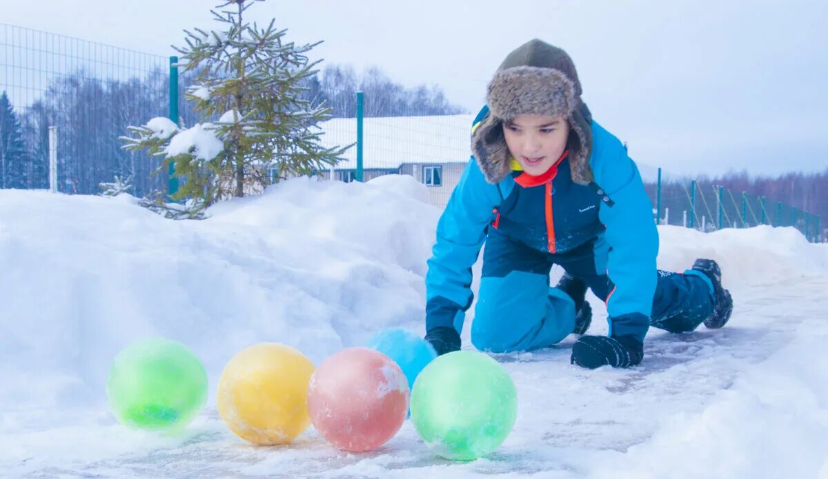Дети ледовые забавы. Зимние развлечения с шарами. Разноцветные зимние шарики. Зимние ледяные аттракционы. Ледовый дети