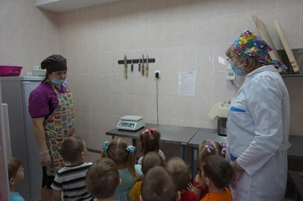 Детсад на прогулке. Дети на прогулке. Дети в садике на прогулке. Прогулка в детском саду. Прогулка в детском садике.