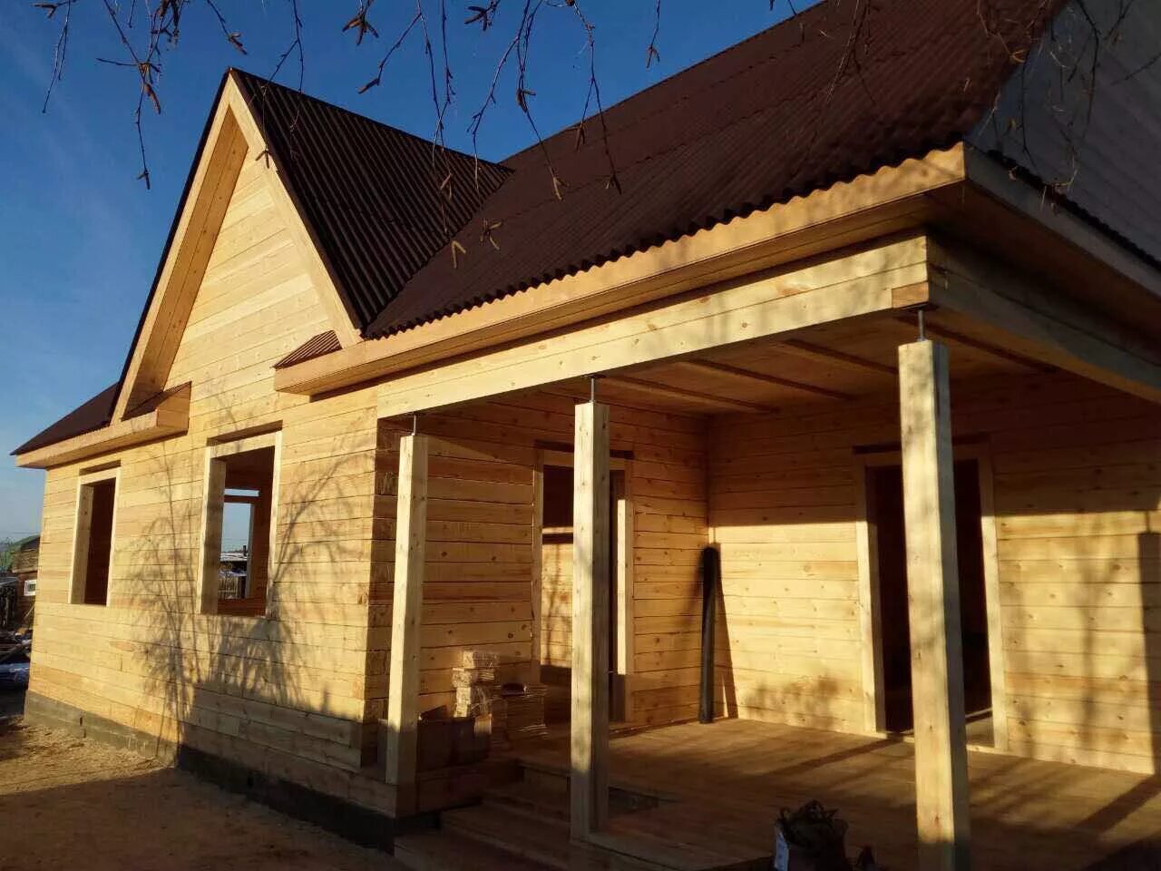 Дома добротные. Эталонстрой чита фото проектов домов. Дома из бруса простые. Брусовой каркасный дом готовый. Стройка загородного дома из бруса.