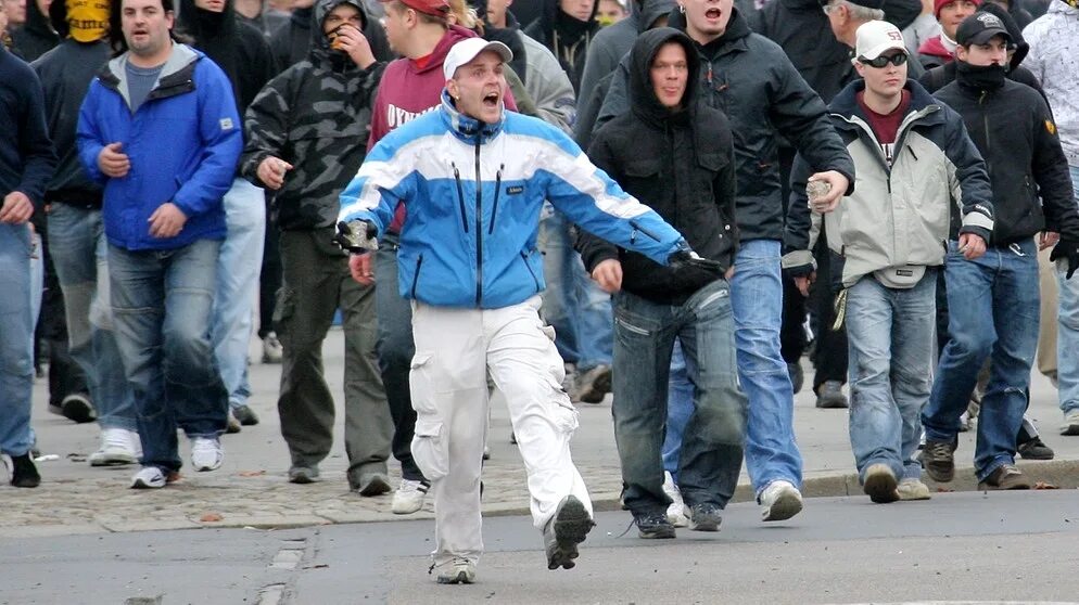 Лондон околофутбола. Хулиганы фильм 2005. Хулиганы фильм 2005 чарли ханнэм. Одежда футбольных фанатов. Футбольные хулиганы стон айленд.