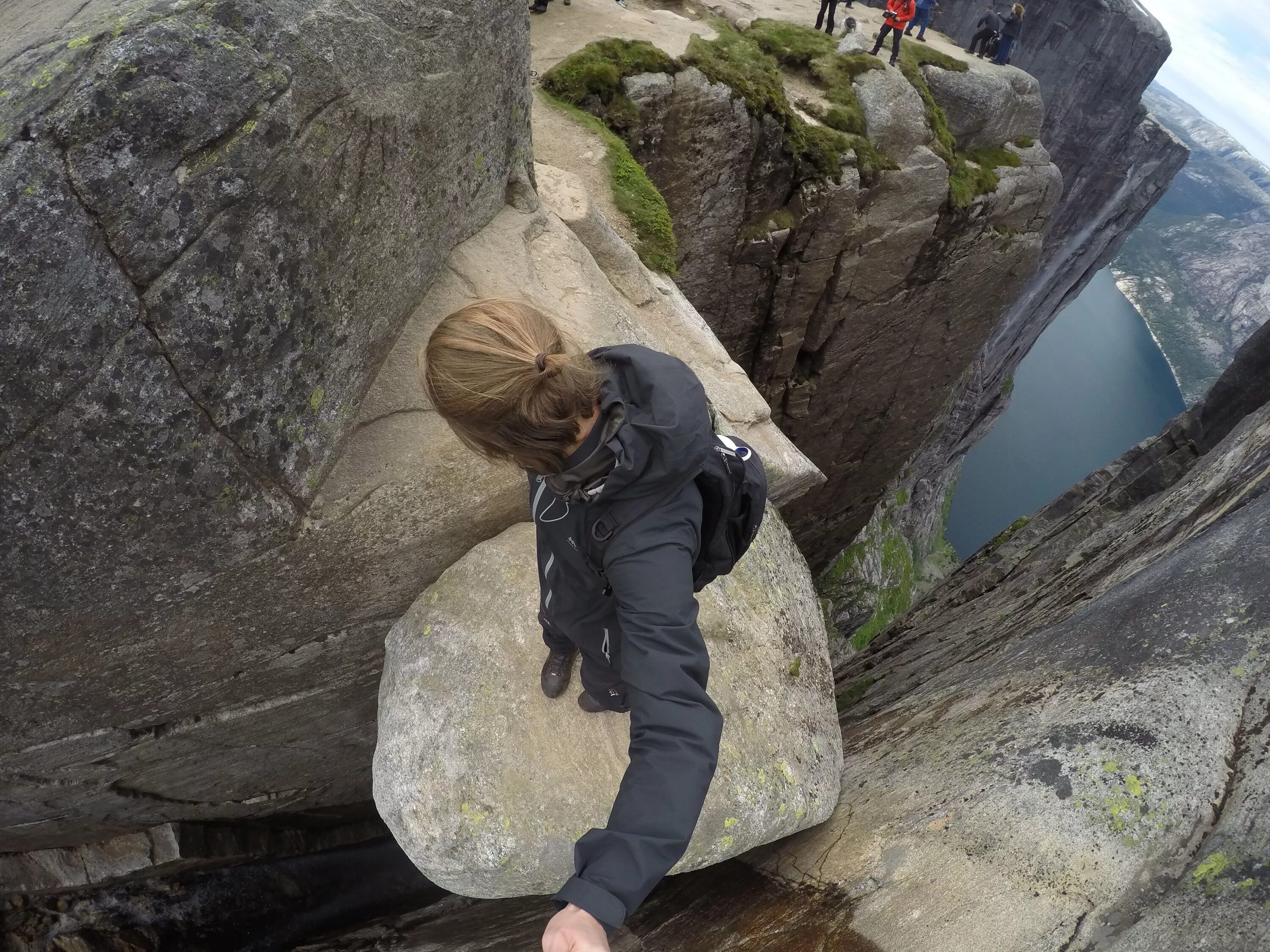 решительный человек. игра как упасть в воду. мальчик падает с лестницы. падающие камни. знал бы где упасть соломку подстелил.