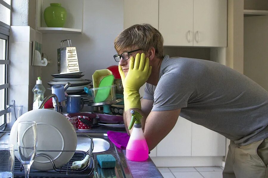 Лазием по дому. The man is washing the dishes. Dish man