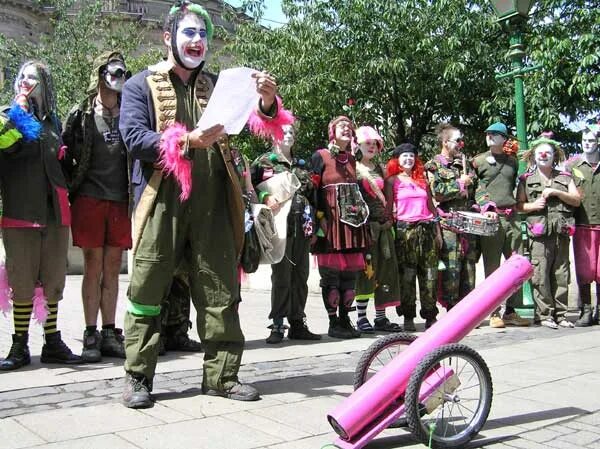 Клоун армия. Военный клоун. Армия клоунов. Клоун в военной форме. Клоун солдат.