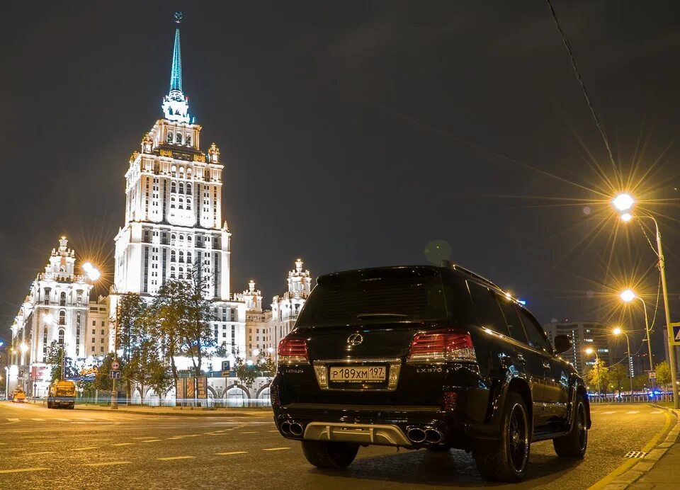 Москва авто любые. Московские машины. Машина у МГУ. Автомобили на московских улицах. Машина на фоне МГУ.