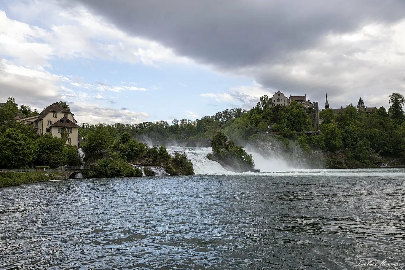 Исток реки рейн. Рейнский водопад Швейцария. Рейнский водопад Шаффхаузен. Река Рейн водопад. Райнфаль водопад в Швейцарии.