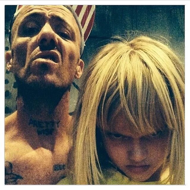 Die antwoord сын. Группа die antwoord. йоланди фиссер и ниндзя. дочь йоланди и ниндзя. йоланди фиссер и ниндзя дочь.