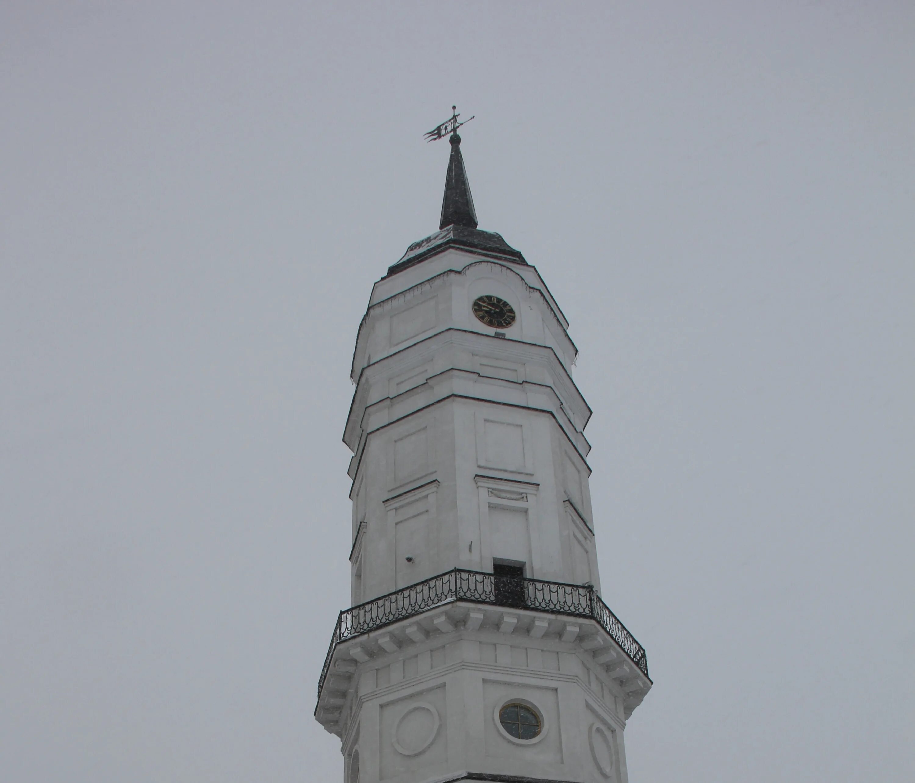 Часы могилев площадь. Герб могилева. Часы могилев. Часы каминные лев 59107. Московские цветочные часы.