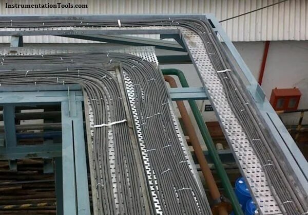 Прокладка кабеля осуществляется. Кабельный лоток (cable management 90 degree). обрамление кабельного лотка. прокладка кабеля в лотках. прокладка силового кабеля в лотке.